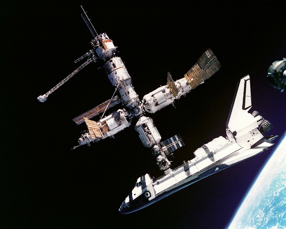 Российская станция "Мир" и  американский шаттл "Атлантис" на орбите, 1995 год