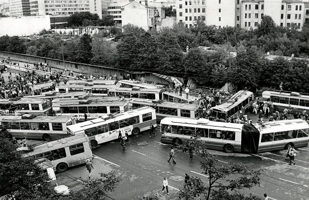 Баррикада из троллейбусов на Новинском бульваре. Москва, август 1991 года