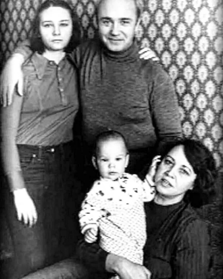 Леонид Куравлев в кругу семьи.  1979 год.  