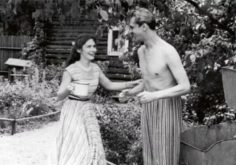 Юрий Яковлев с женой Кирой Мачульской на даче, 1950-е 