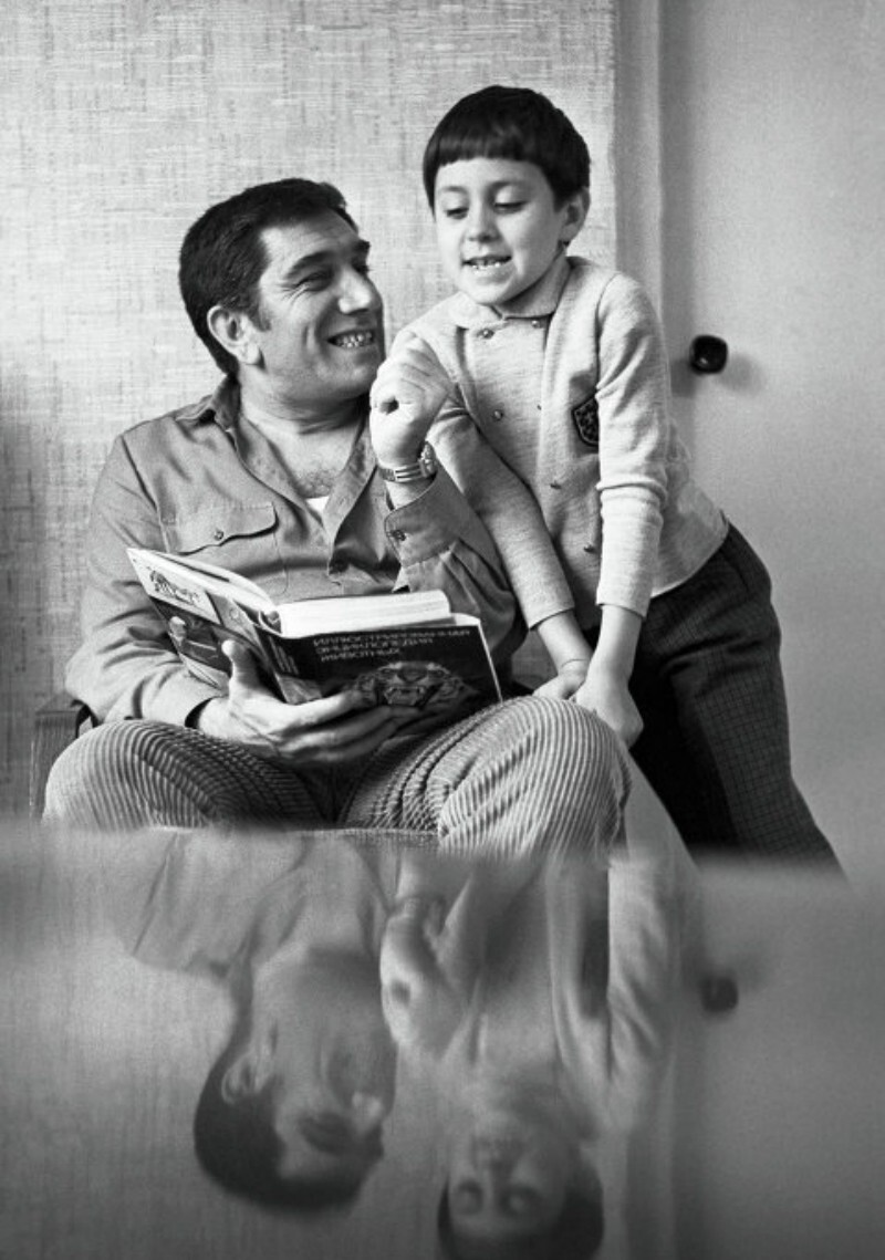Армен Джигарханян с сыном, 1974 год