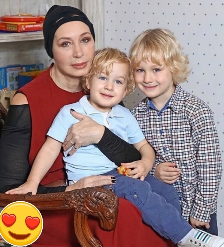 Татьяна Васильева с внуками