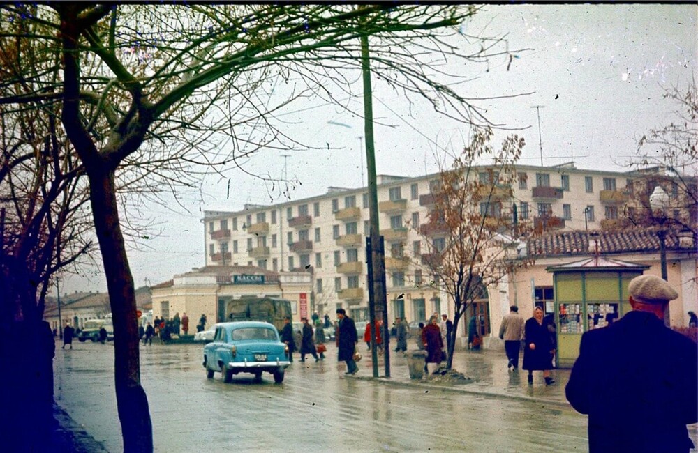 А таким в 1965 году был город Феодосия. На фото - улица Назукина и старый автовокзал.