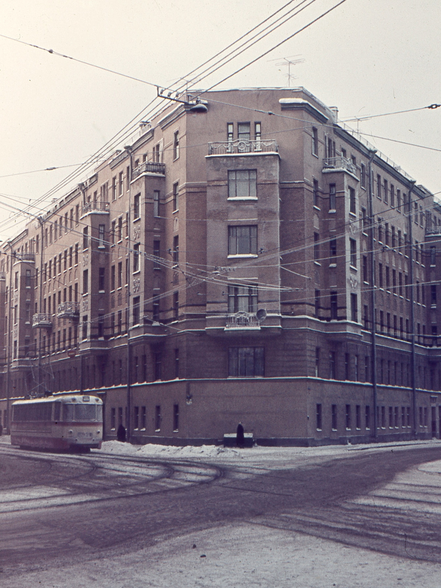 Ленинград . Вид на угол дома 4 по проспекту Бакунина (бывший доходный дом М.Б. Кварта), 1969 - 1973 годы.