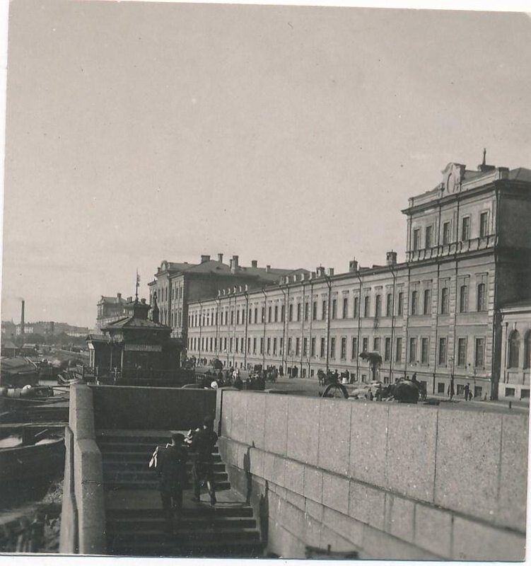Вид на Пироговскую набережную около Литейного моста.