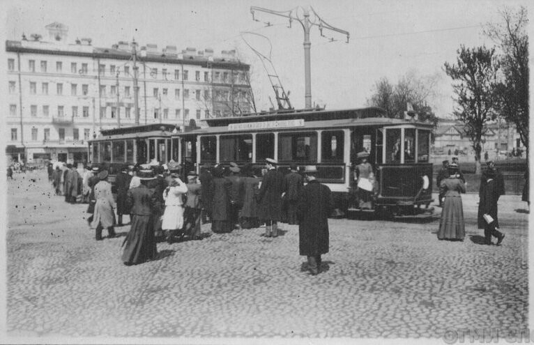 Главный транспорт Петербурга уже второй год - это, конечно же, трамвай. На фото - трамвайное кольцо около Балтийского вокзала.
