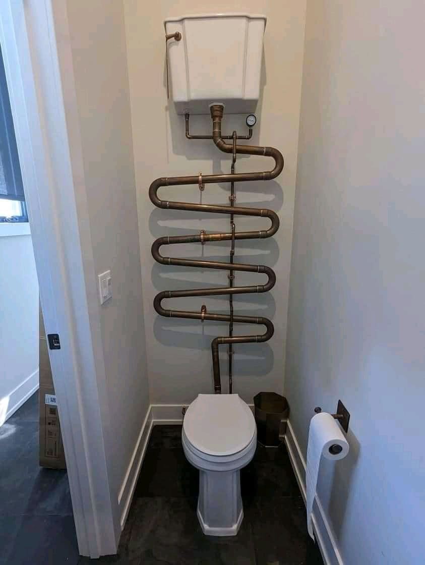 Туалетная труба весьма интересной конфигурации