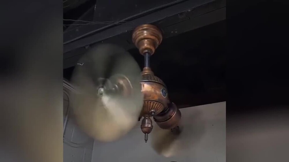 Потолочный вентилятор 1920 года напоминает устройство из стимпанк будущего