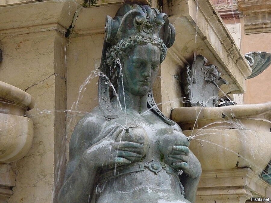 Часть фонтана Нептун в итальянском городе Неаполь