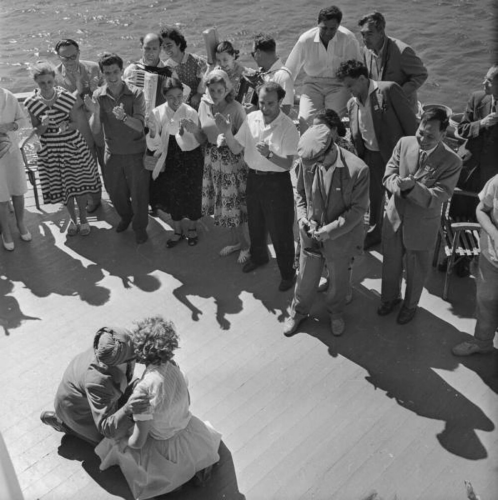 Участники I Московского международного кинофестиваля на палубе теплохода во время речной прогулки 3–17 августа 1959 года.