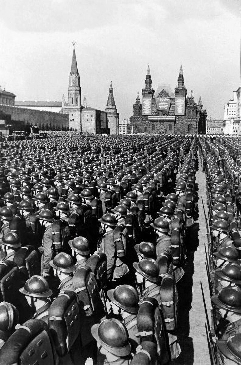 Первомайский парад частей Рабоче-крестьянской Красной армии и Военно-морского флота на Красной площади. 1 мая 1935 года.