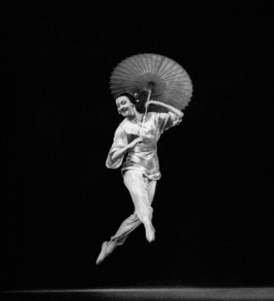 Сцена из балета «Красный мак». Тао Хоа – Галина Уланова. 1950 год.