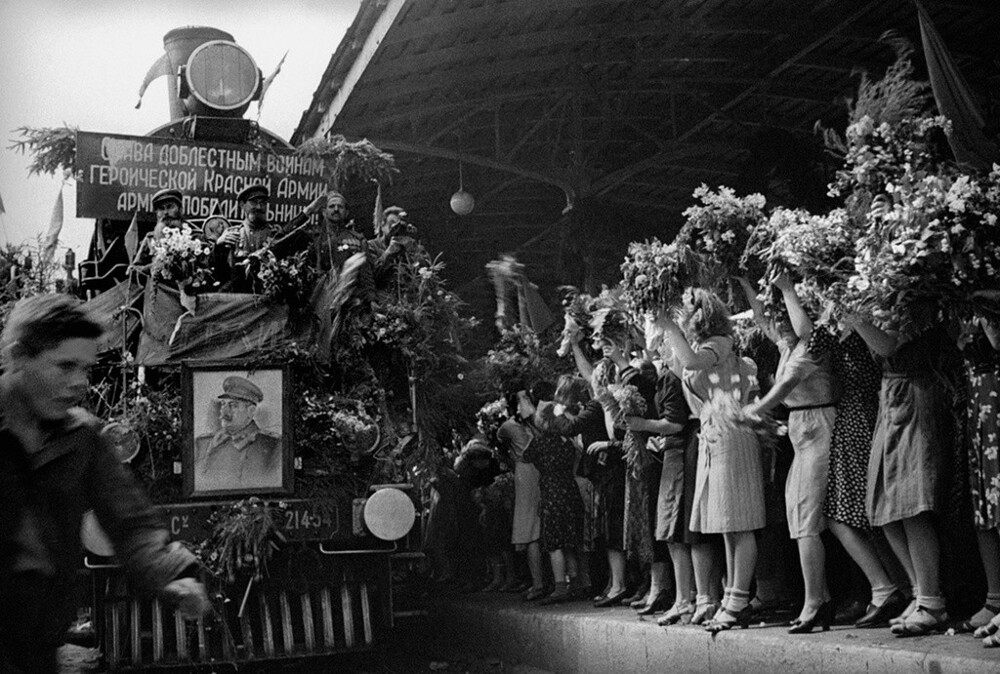 Встреча победителей на Белорусском вокзале. 21 июля 1945 года.