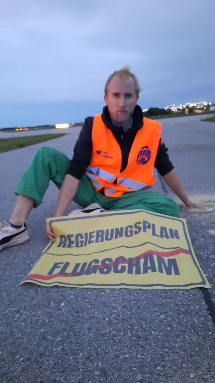 Климатические активисты приклеили себя к взлётно-посадочной полосе в аэропорту Мюнхена