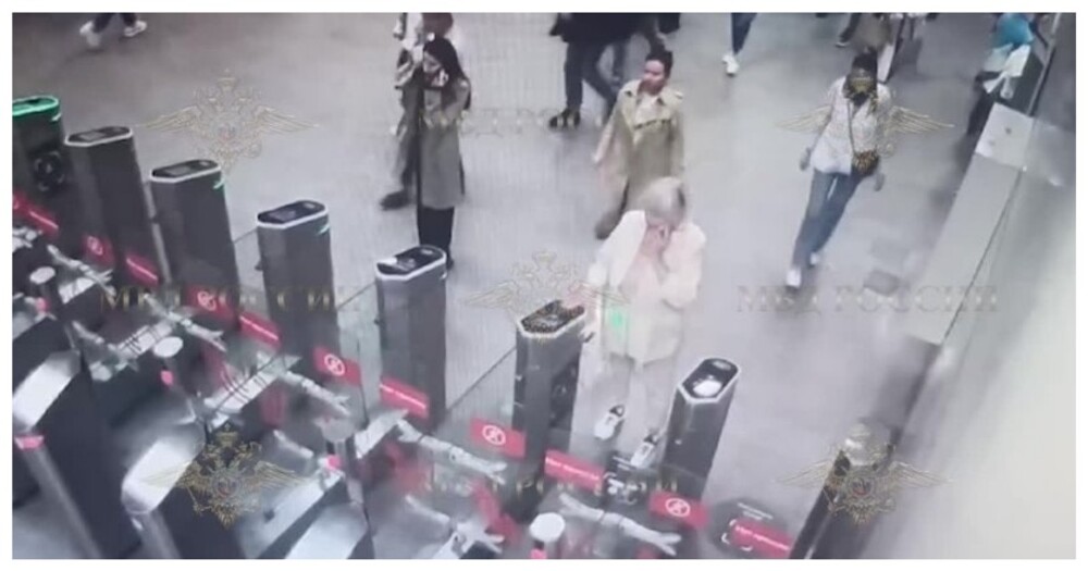 В Москве мужчина разбил створку турникета в метро