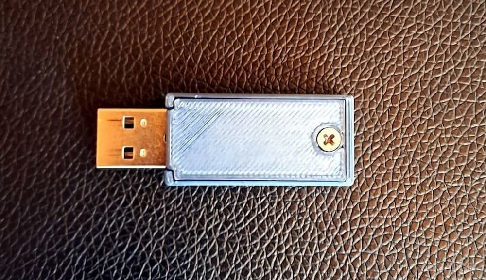 Представлена "неубиваемая" USB-флэшка объёмом 8 КБ (3 фото)