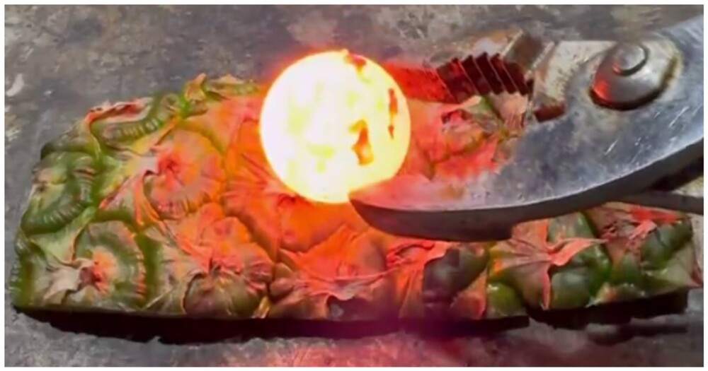 Кожура ананаса против раскалённого стального шара