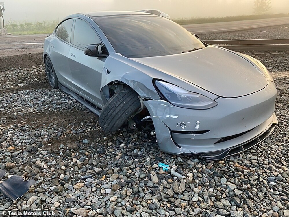 Владелец Tesla чуть не врезался в движущийся поезд в режиме «автономного вождения»