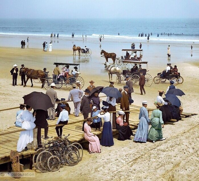 30. Отдыхающие на пляже Дайтона-Бич в штате Флорида, США, в 1904 году. Цвет: @sebcolorisation