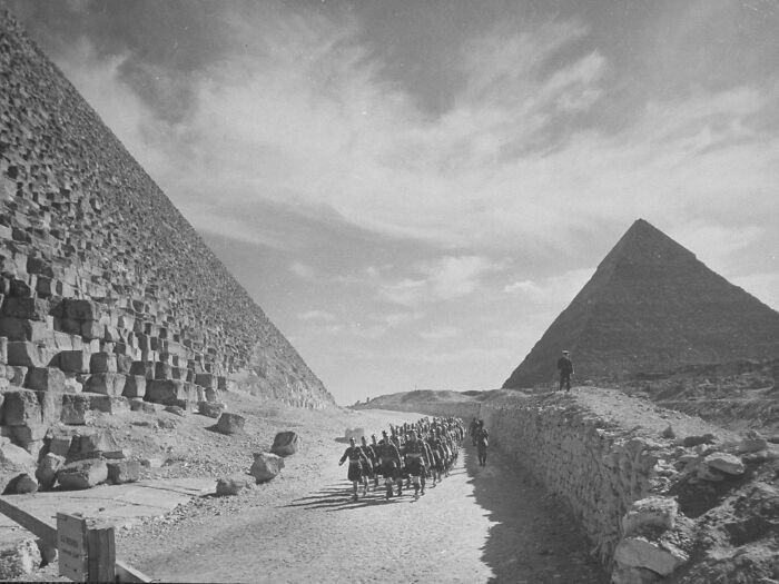 31. Британские войска маршируют мимо Великих пирамид в Египте, 1940 год