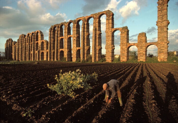 25. Обработка полей в тени руин римских акведуков. Испания, Мерида. Дата: 1990 год. Фотограф: Бруно Барбей