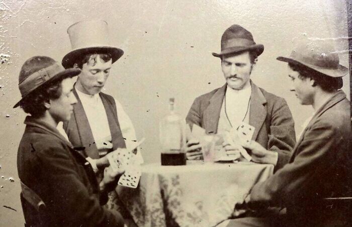 20. Одна из двух подтвержденных фотографий Билли Кида (тот, что в шляпе), игра в карты, 1877 год