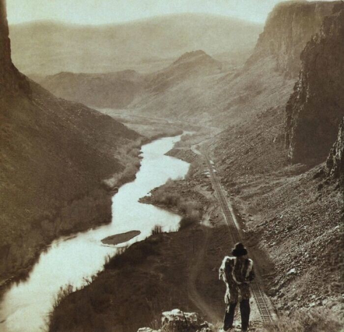 8. Коренной американец, который смотрит на только что законченную трансконтинентальную железную дорогу в Неваде в 1869 году
