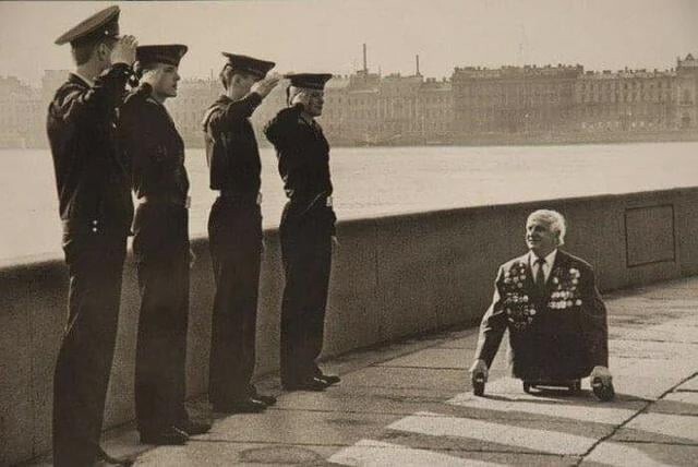 35. Моряки приветствуют ветерана войны, Ленинград, 1989 год