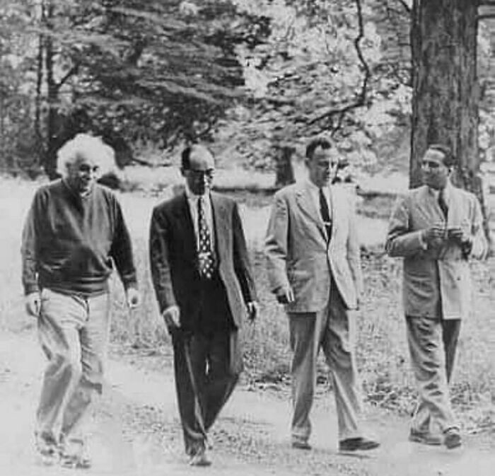 14. Четыре физика на прогулке: Альберт Эйнштейн, Хидеки Юкава, Джон Уилер и Хоми Бхабха, 1954 год