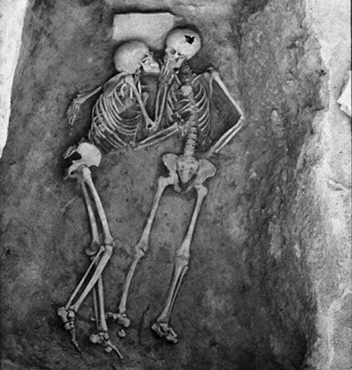 27. Влюбленные из Хасанлу, обнаружены на археологических раскопах в Теппе Хасанлу на северо-западе Ирана. Считается, что останкам около 2800 лет