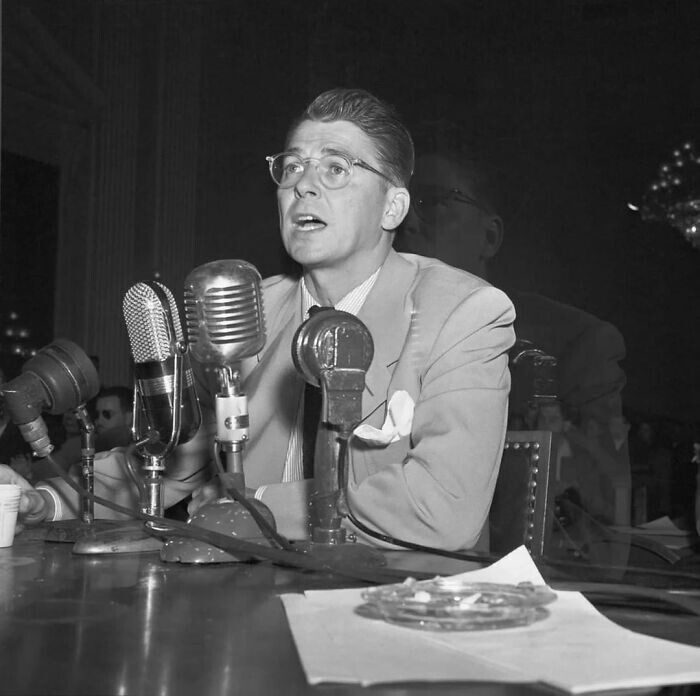 32. Рональд Рейган дает показания против своих коллег-актеров перед Комитетом по антиамериканской деятельности Палаты представителей в 1947 году