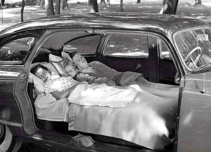 12. Nash Airflyte 1949 года выпуска оснащался сиденьями, которые раскладывались в трансформируемые кровати. В 1936 году компания Nash Motors представила функцию «кровать в машине»