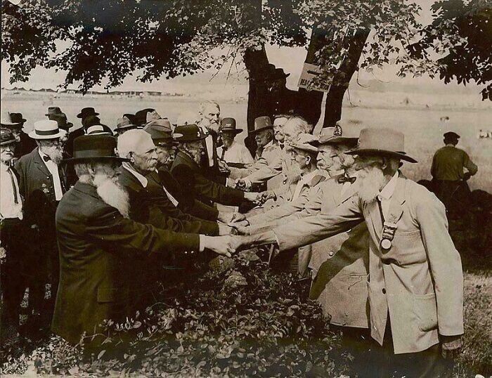 23. Ветераны Союза (слева) и Конфедерации (справа) встречаются в честь 50-й годовщины битвы при Геттисберге в 1913 году