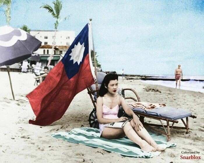 17. Рут Ли, официантка китайского ресторана, поднимает китайский флаг, чтобы ее не приняли за японку на пляже в Майами. 15 декабря 1941 года