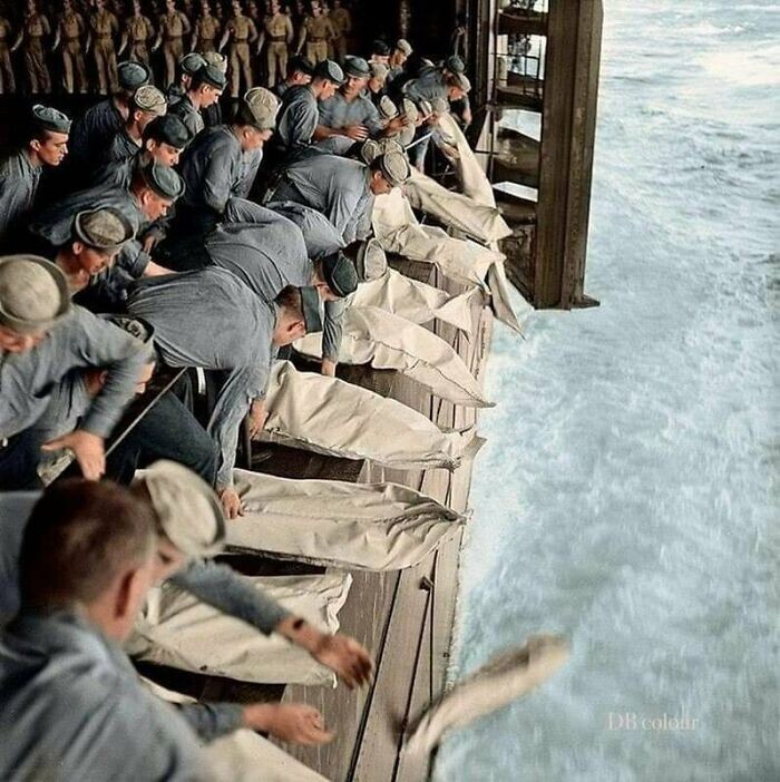 15. Погребение в море на корабле Intrepid, ноябрь 1944 года
