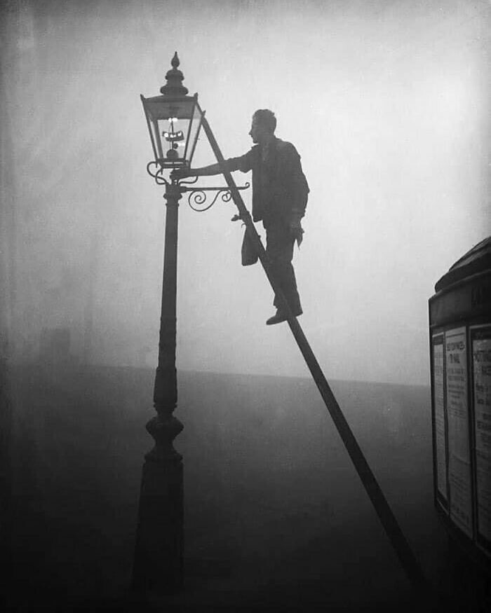 19. Фонарщик за работой, Лондон, 1935 г.