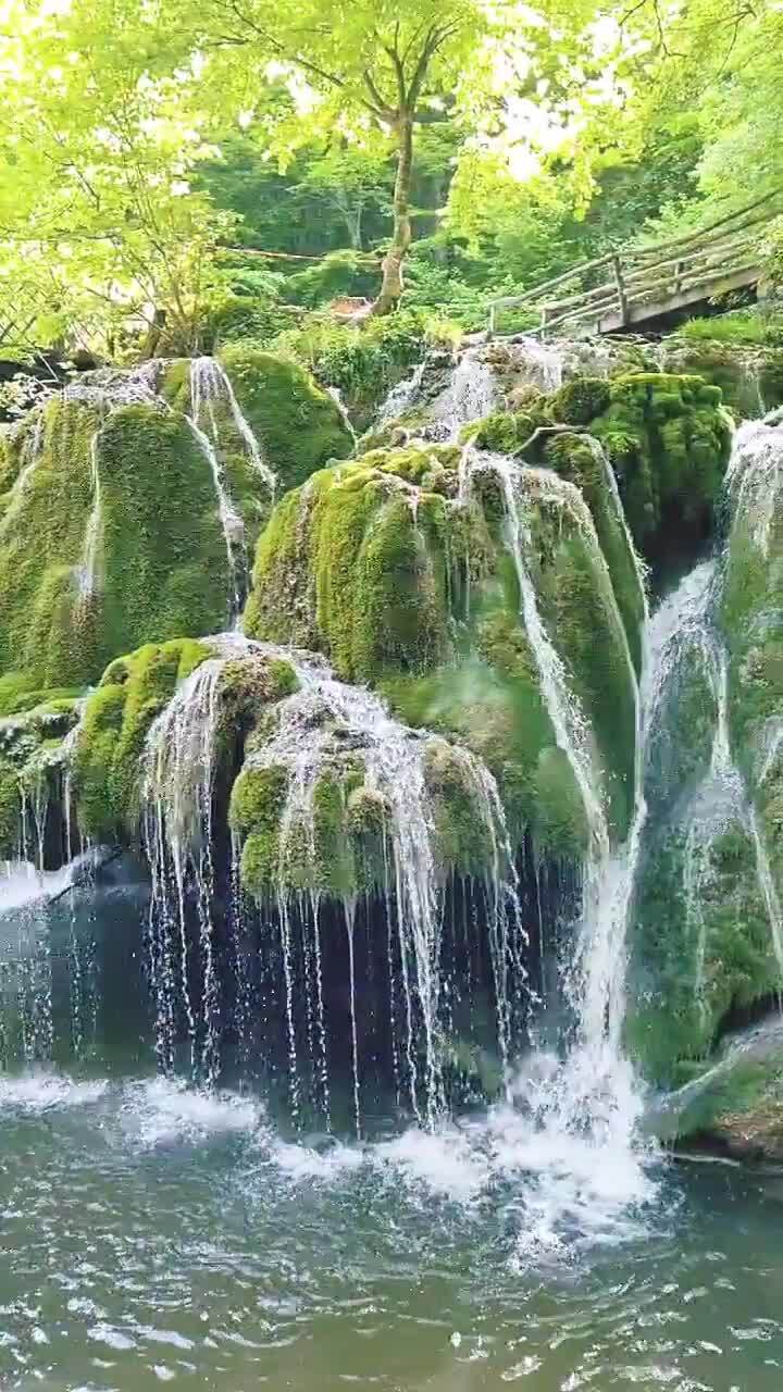 Красивый водопад Бигар в Румынии 