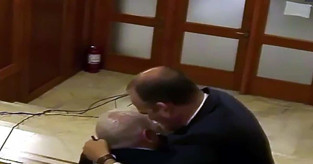 Румынский депутат укусил коллегу за нос на заседании парламента