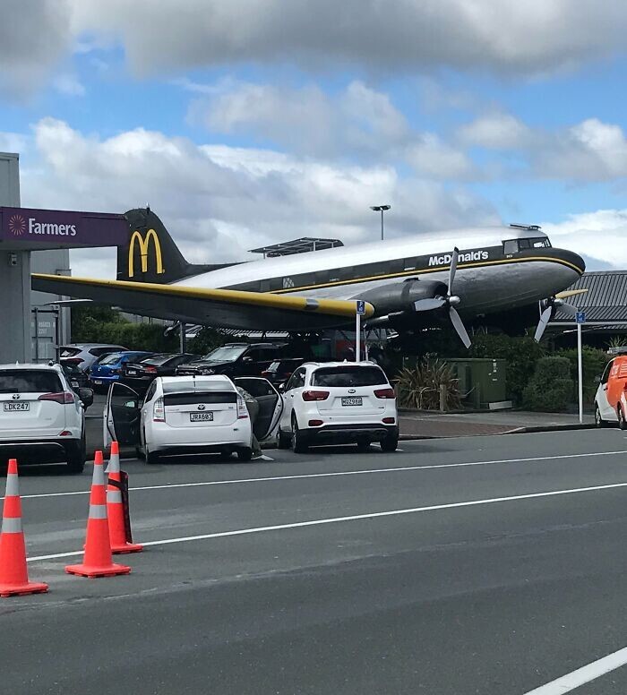 24. McDonald's в Новой Зеландии в списанном самолёте