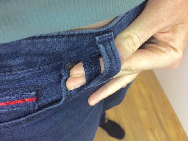 На джинсах сразу две петли, для ремней разной ширины