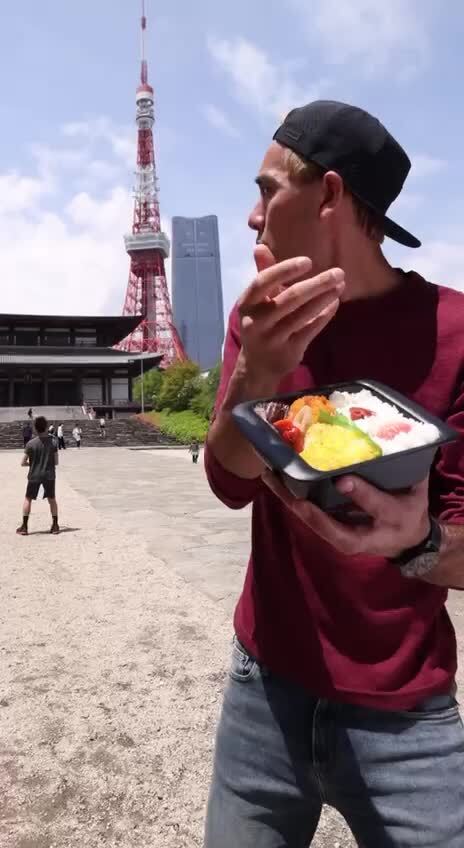 В Японии везде можно найти суши) 
