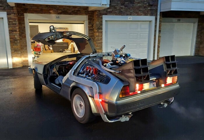 17. "DeLorean моего соседа, который он переделал по мотивам "Назад в будущее"