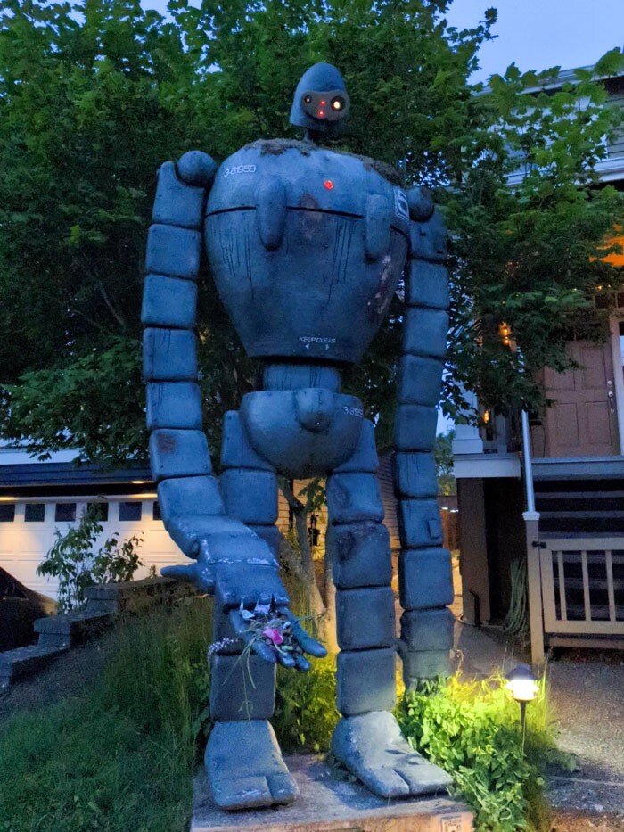22. "Во дворе моего соседа стоит гигантский робот. И держит в руке цветочки"