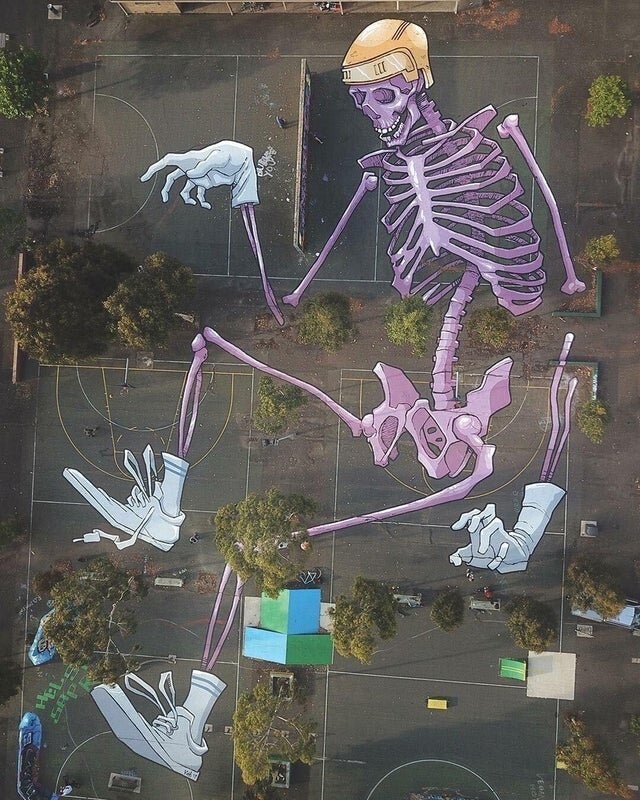9. Австралийский художник Китт Беннетт рисует гигантские иллюстрации на улицах, дорогах, площадях и стенах. Но только с высоты можно увидеть авангардное искусство в полной красе