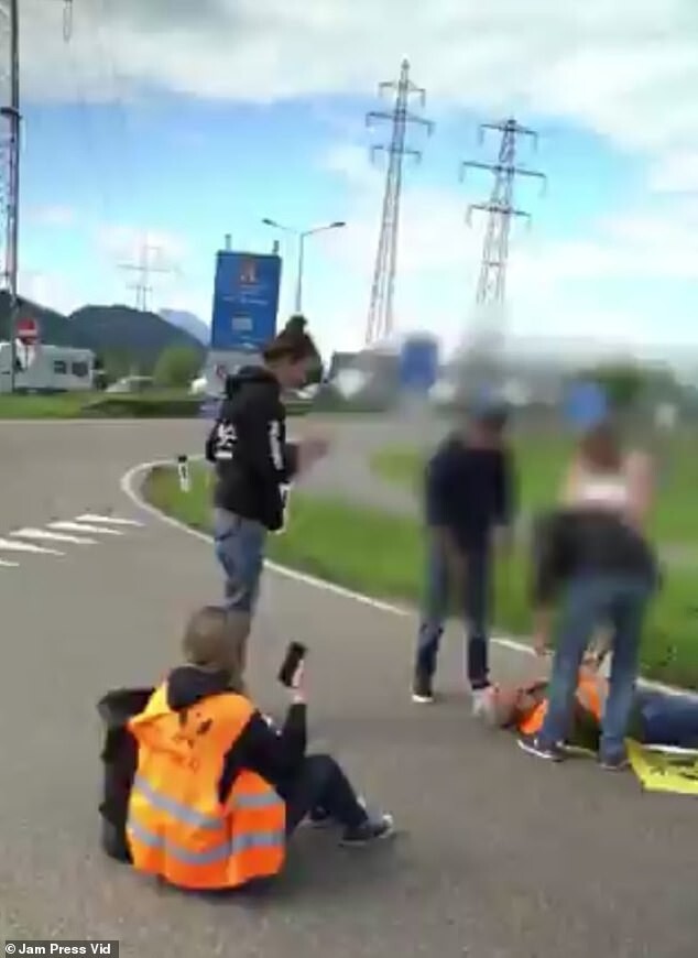 Разъярённые автомобилисты сбили экоактивистов, когда те пытались перекрыть движение в Австрии