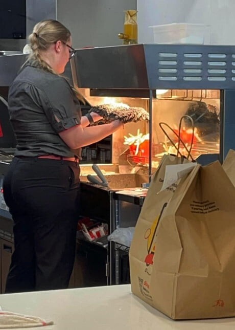 Работница McDonald's посушила половую тряпку над картофелем фри