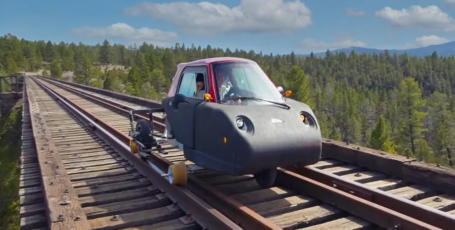 Мужчина сделал из своего авто самодельный поезд: теперь вся железная дорога к его услугам