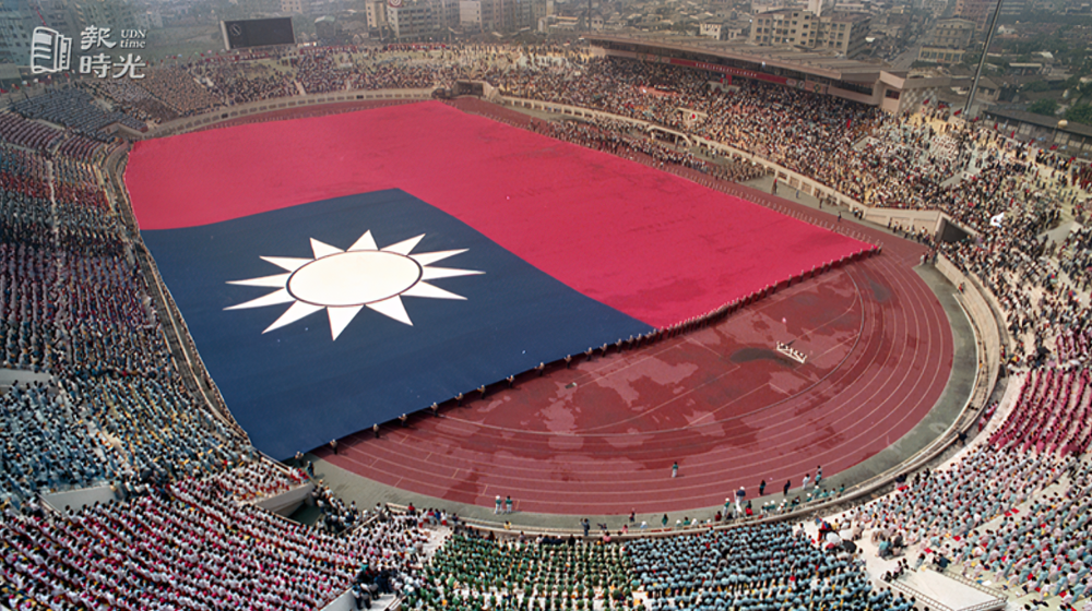 19. В 1989 году флаг Тайваня стал рекордсменом Гиннесса как самый большой флаг в мире. 400 человек работали вместе, чтобы развернуть этот огромный 800-килограммовый флаг длиной 126 метров, шириной 84 метра