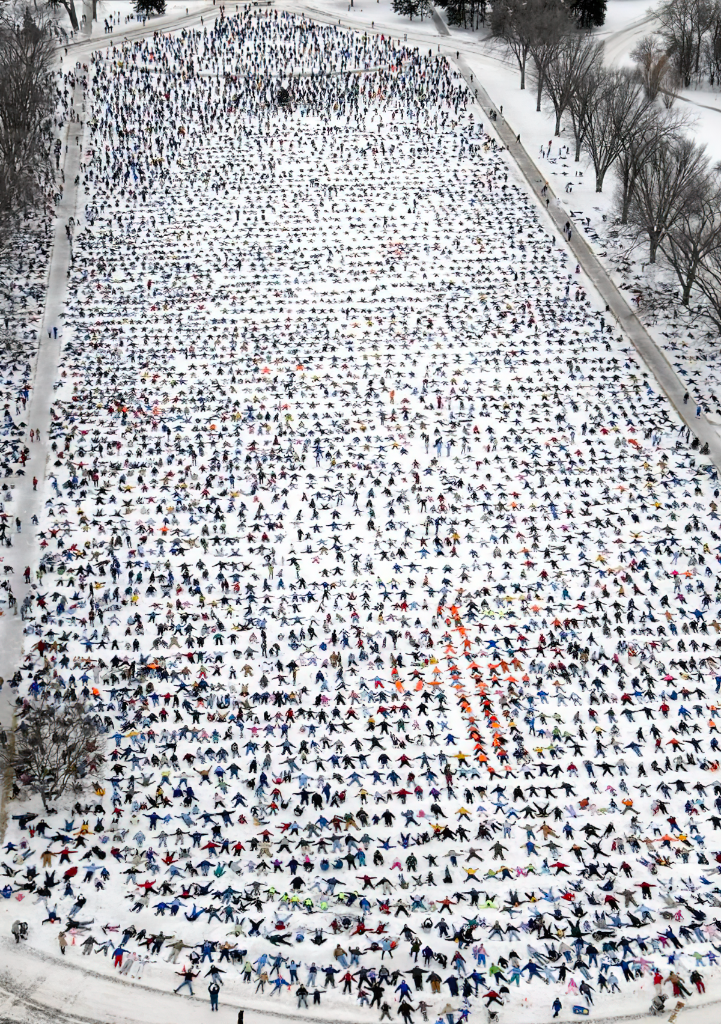 11. В 2007 году в Бисмарке, штат Северная Каролина, был установлен мировой рекорд Гиннесса по одновременному лежанию в виде снежных ангелов — 8910 штук