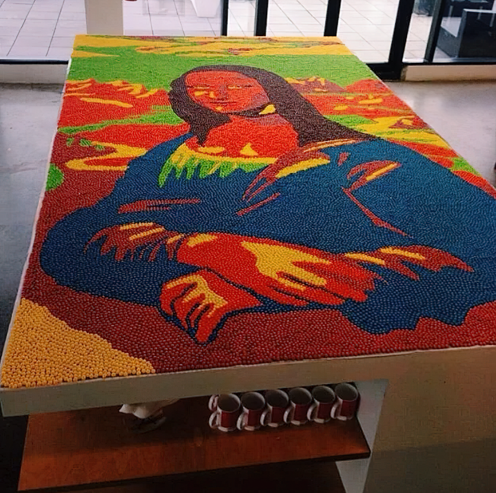 18. Мировой рекорд Гиннесса по созданию самой большой в истории мозаики из «Скиттлз» (использовано около 50 000 драже)